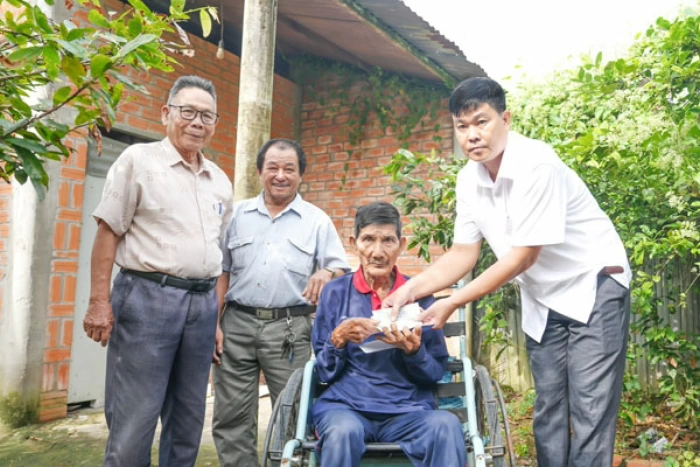 Trao tiền ủng hộ của bạn đọc đến gia đình ông Ông Văn Lượm