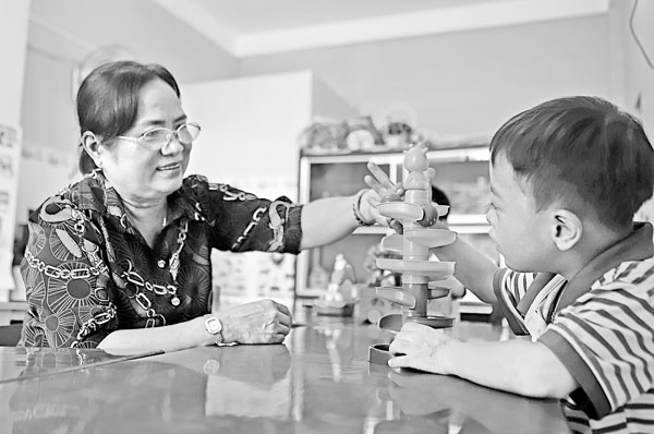 Từng chút một, trẻ học cách tương tác- học cách mở lòng- trong bàn tay yêu thương của cô giáo.


