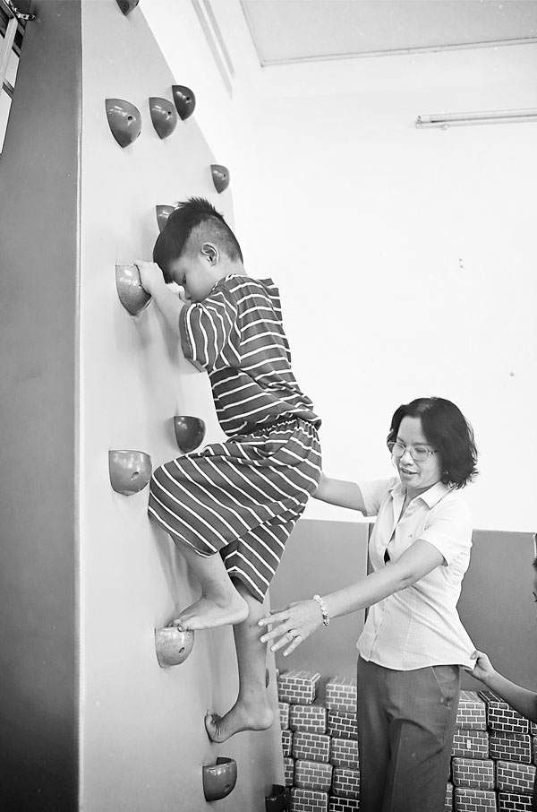 Mỗi bước phát triển của trẻ đều được theo dõi bằng sự tận tâm và trách nhiệm.

