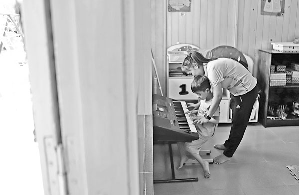 Âm nhạc mở cánh cửa cảm xúc- nơi nhiều trẻ lần đầu giao tiếp với thế giới xung quanh. Trong hành trình can thiệp cho trẻ rối loạn phát triển, có những khoảnh khắc khiến người làm nghề không thể quên, khi trẻ bộc lộ khả năng năng khiếu của mình.


