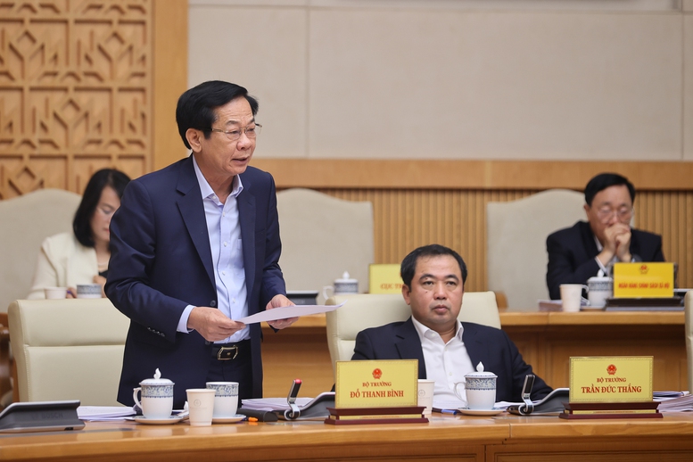 Bộ trưởng Bộ Nội vụ Đỗ Thanh Bình báo cáo tại Phiên họp - Ảnh: VGP/Nhật Bắc