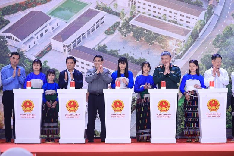 Thủ tướng mong muốn và tin tưởng, với tinh thần đã nói là làm, đã cam kết là phải thực hiện, đã làm, đã thực hiện là phải có sản phẩm cân, đong, đo, đếm, lượng hóa được và sự vào cuộc quyết liệt của cả hệ thống chính trị, toàn dân, toàn quân, chương trình xây dựng các trường nội trú phổ thông liên cấp tiểu học và trung học cơ sở tại các xã biên giới đất liền sẽ thành công tốt đẹp - Ảnh: VGP/Nhật Bắc