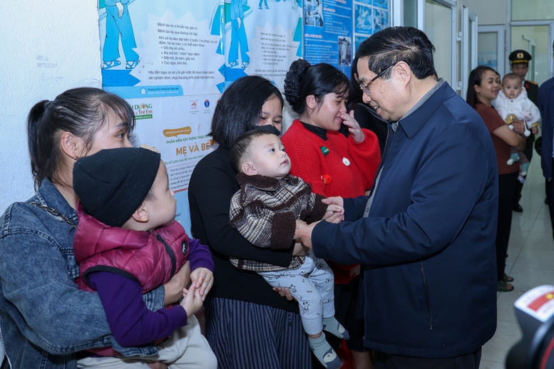 Thủ tướng Phạm Minh Chính thăm hỏi người dân đến khám tại trạm y tế xã Yên Khương - Ảnh: VGP/Nhật Bắc