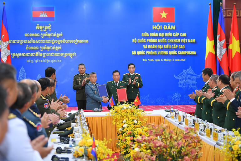 Hai Bộ trưởng chứng kiến lễ ký kết nghĩa giữa Đồn Biên phòng Cửa khẩu quốc tế Mộc Bài (Việt Nam) và Ban Chỉ huy Hiến binh thành phố Ba Vet (Campuchia).