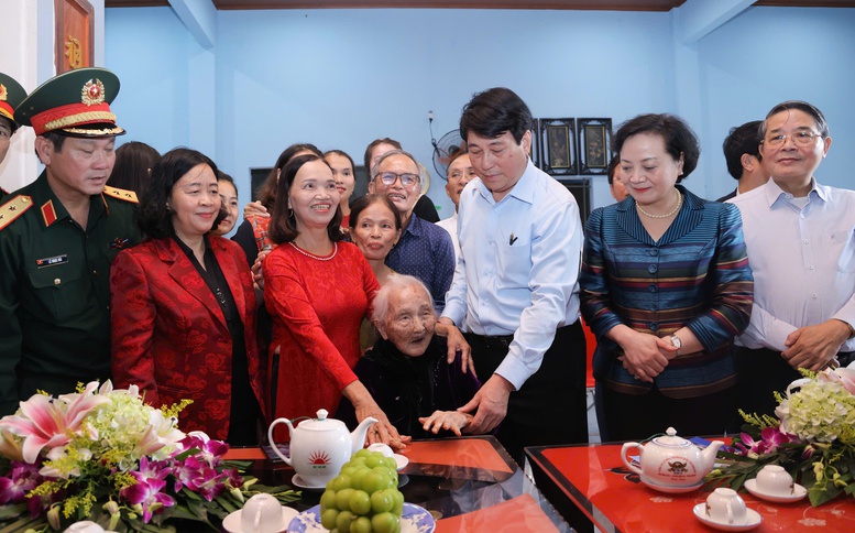 Chủ tịch nước và đoàn công tác tặng quà Mẹ Việt Nam anh hùng Nguyễn Thị Ngôn tại thôn Bảo An, xã Gò Nổi. Ảnh: VGP