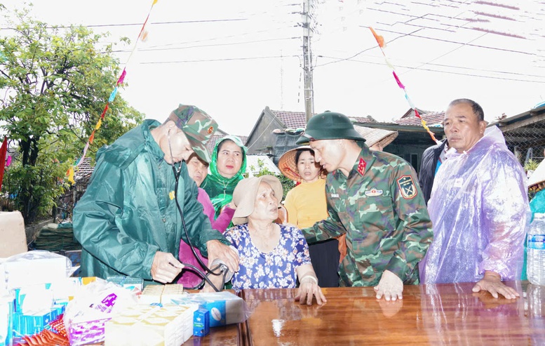 Bộ đội tiếp cận tiếp thực phẩm, chăm sóc y tế cho người dân.