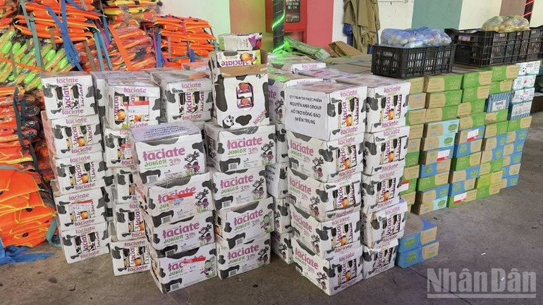 Hàng cứu trợ thiết yếu sẵn sàng gửi vào vùng bão lũ Gia Lai, Khánh Hòa đêm 22/11/2025... (Ảnh: THANH HÀ)