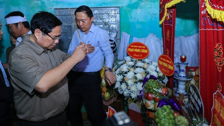 Thủ tướng Phạm Minh Chính thắp hương tưởng nhớ người đã khuất trong đợt mưa lũ lịch sử. (Ảnh: VGP/Nhật Bắc)