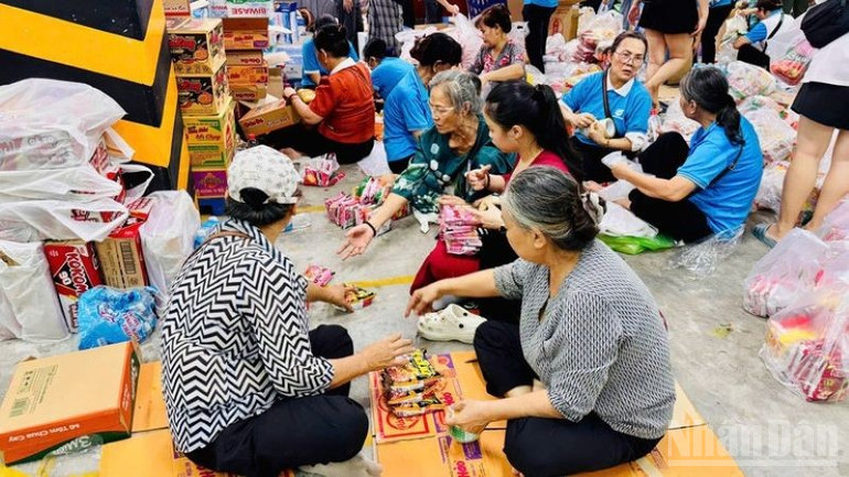 Điểm tiếp nhận tập trung tại cơ quan Ủy ban Mặt trận Tổ quốc Việt Nam Thành phố Hồ Chí Minh mọi người đang tích cực phân loại và đóng gói hàng hóa để vận chuyển tới tay bà con sớm nhất. (Ảnh: VƯƠNG LÊ)