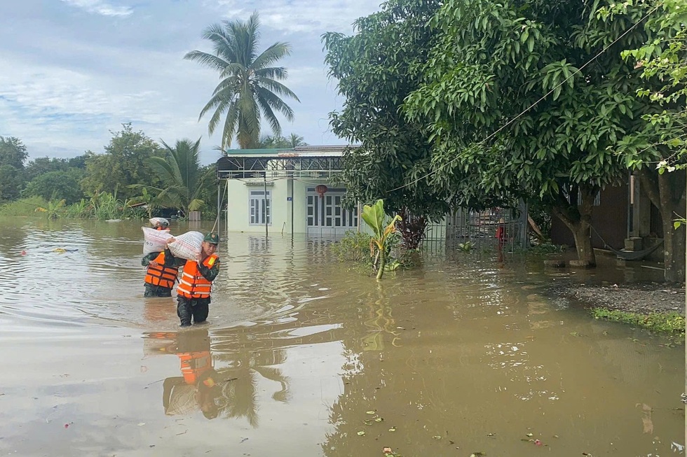 Xã biên giới bị ngập sâu, lực lượng quân đội giúp sơ tán người và tài sản cho dân (Ảnh: Uy Nguyễn).