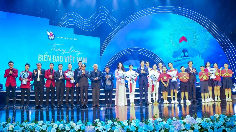 Các đại biểu và nghệ sĩ tại chương trình nghệ thuật “Thiêng liêng biển đảo Việt Nam”. (Ảnh SƠN HẢI)