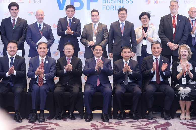 Thủ tướng chụp ảnh lưu niệm cùng các đại biểu - Ảnh: VGP/Nhật Bắc