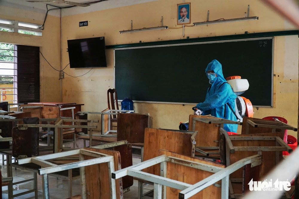 Phun thuốc khử trùng nhằm tránh các bệnh dịch sau lũ tại trường học - Ảnh: TRẦN HOÀI