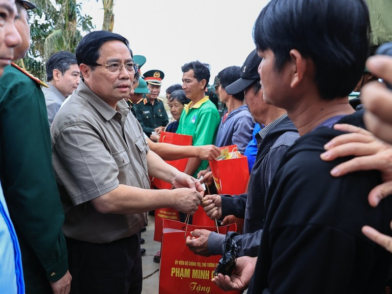 Thủ tướng Phạm Minh Chính động viên, tặng quà hỗ trợ bà con nhân dân thôn Phú Hữu, xã Hòa Thịnh. (Ảnh: VGP/Nhật Bắc)