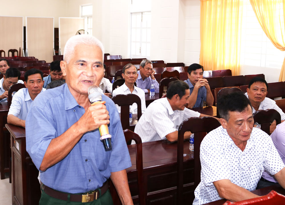 Cử tri xã Tân Thành Bình nêu kiến nghị tại buổi tiếp xúc với đại biểu HĐND tỉnh, xã. Ảnh THÀNH LẬP