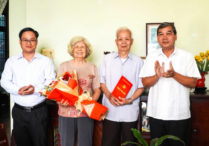 Phó Bí thư Tỉnh ủy- Kim Ngọc Thái thăm, chúc mừng các nguyên lãnh đạo ngành Giáo dục