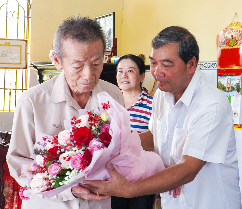 Phó Bí thư Tỉnh ủy, Chủ tịch Ủy ban MTTQ Việt Nam tỉnh- Kim Ngọc Thái trao hoa và quà tri ân nhà giáo Nguyễn Thanh Phương.