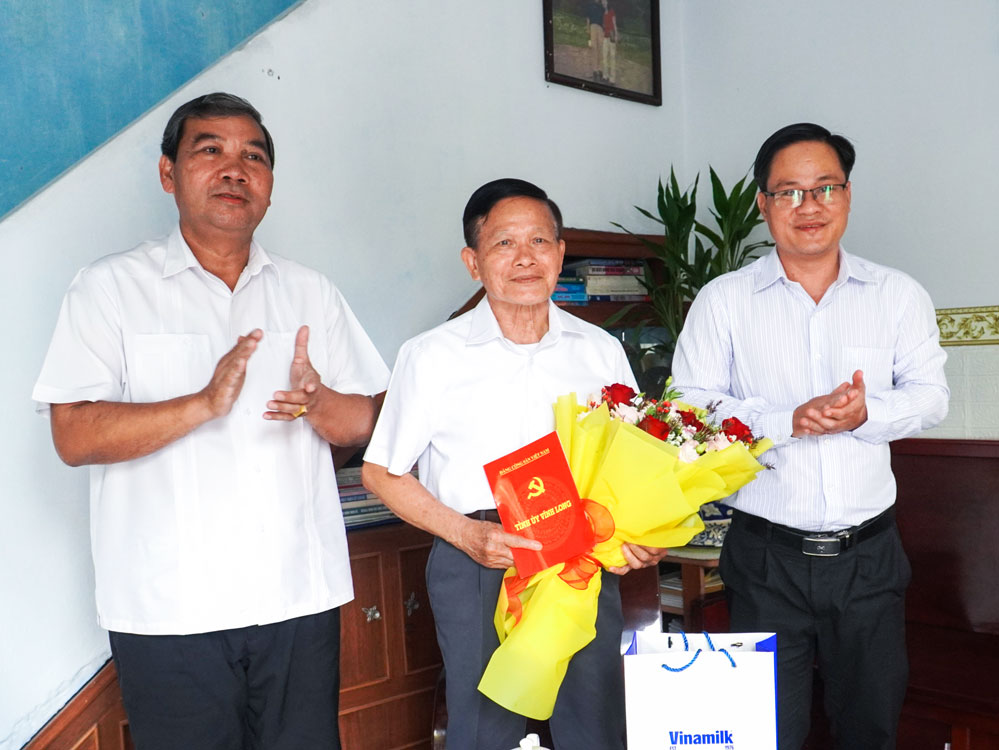 Phó Bí thư Tỉnh ủy, Chủ tịch Ủy ban MTTQ Việt Nam tỉnh- Kim Ngọc Thái trao hoa và quà tri ân nhà giáo Nguyễn Thanh Sơn.