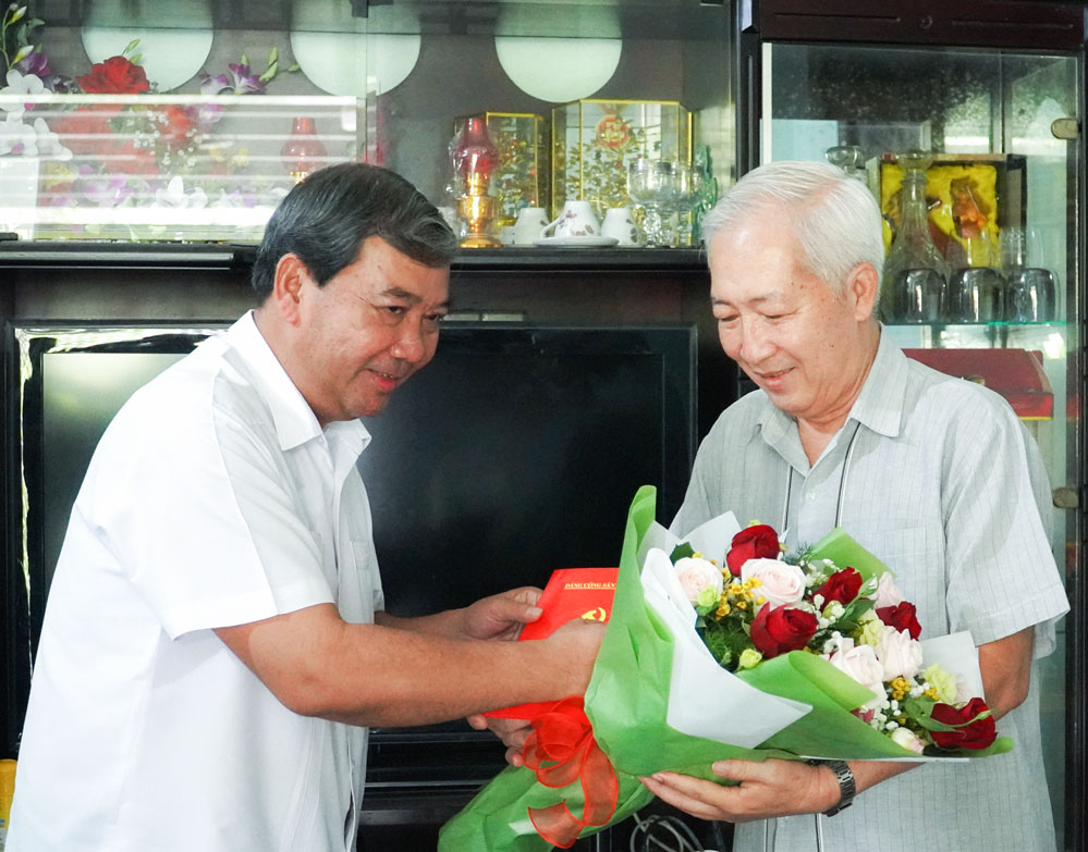 Đoàn công tác thăm nhà giáo Lê Ngọc Bữu.