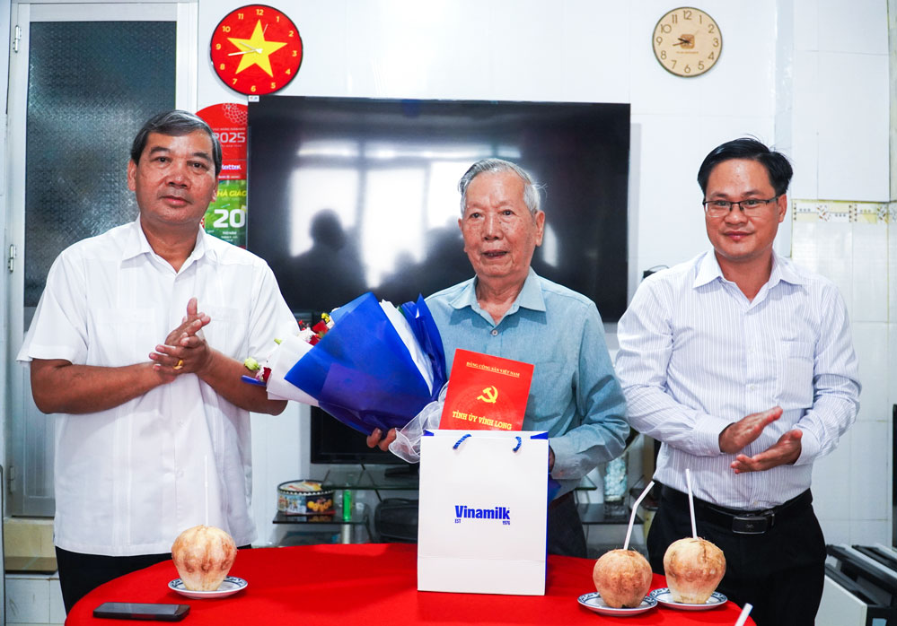 Phó Bí thư Tỉnh ủy, Chủ tịch ủy ban MTTQ Việt Nam tỉnh- Kim Ngọc Thái tặng hoa và quà tri ân nhà giáo Phạm Văn Mão.