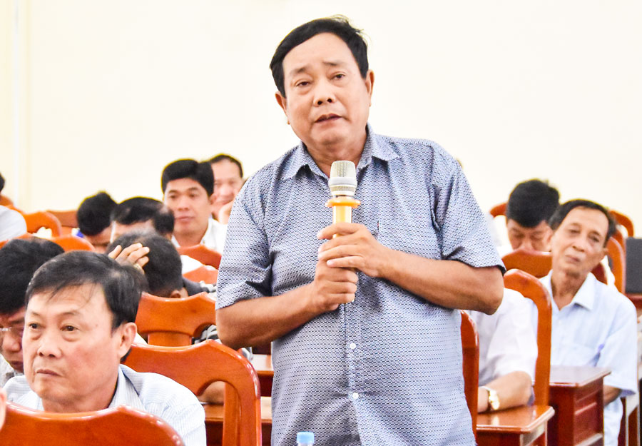 Cử tri Dương Quốc Nam (ấp Sóc Ruộng, xã Ngũ Lạc) kiến nghị sớm đầu tư nâng cấp đường giao thông nông thôn. Ảnh MỸ NHÂN