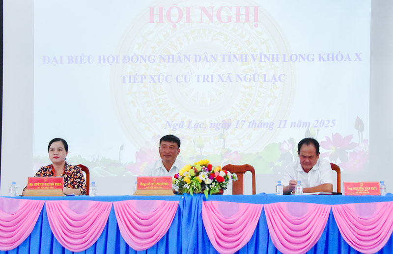 Tổ Đại biểu số 17 HĐND tỉnh tiếp xúc cử tri xã Ngũ Lạc. Ảnh MỸ NHÂN