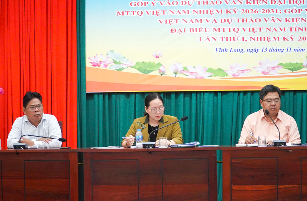 Chủ trì hội nghị. Ảnh: PHAN HÂN