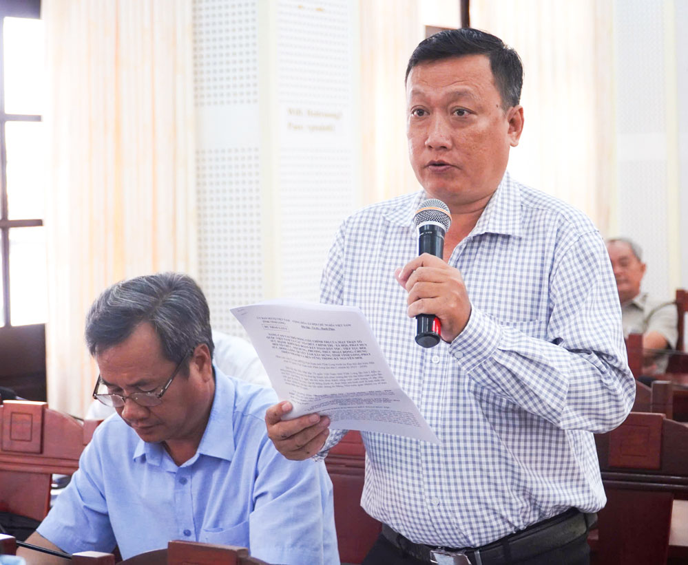 Đại biểu xã Phú Phụng đóng góp ý kiến. Ảnh: PHAN HÂN