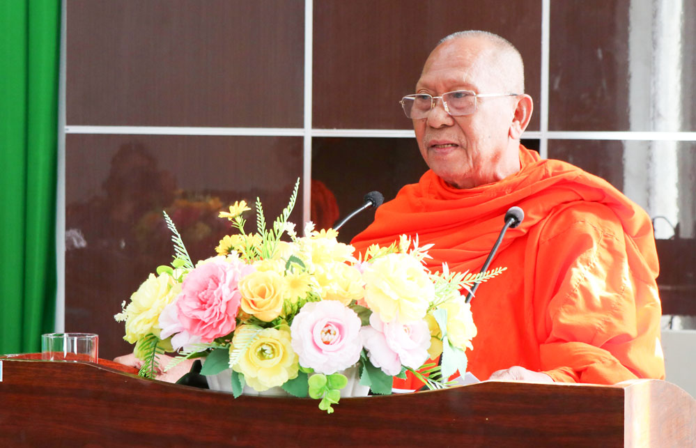  Hòa thượng Thạch Sok Xane- Ủy viên Ủy ban Trung ương MTTQ Việt Nam, Phó Chủ tịch Hội đồng Trị sự Giáo hội Phật giáo Việt Nam, Trưởng Ban Trị sự Giáo hội Phật giáo tỉnh Vĩnh Long, Chủ tịch Hội Đoàn kết Sư sãi yêu nước tỉnh đóng góp về phát huy sức mạnh khối đại đoàn kết toàn dân tộc. Ảnh: SƠN TUYỂN