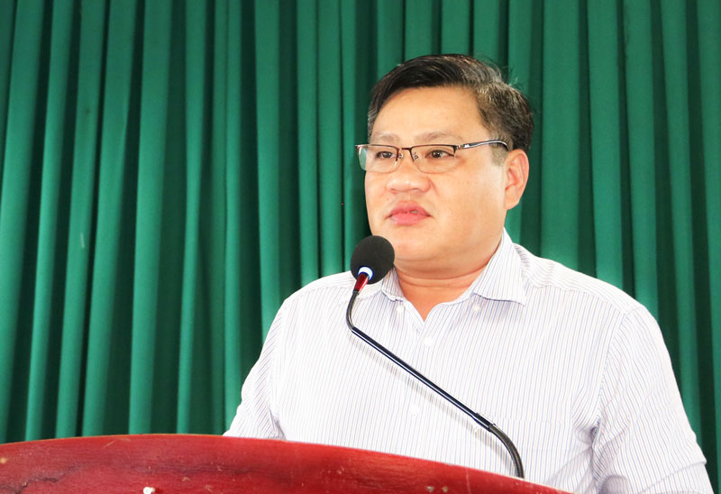 Ông Nguyễn Văn Đảm phát biểu tại buổi tiếp xúc cử tri tại xã Hưng Khánh Trung