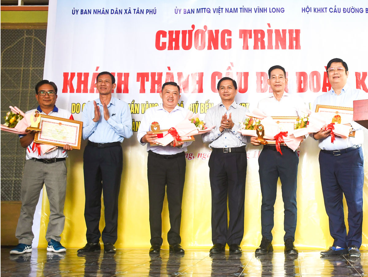 Đồng chí Trần Văn Lâu- Bí thư Tỉnh ủy trao bằng khen của UBND tỉnh Vĩnh Long cho 1 tập thể và 3 cá nhân.