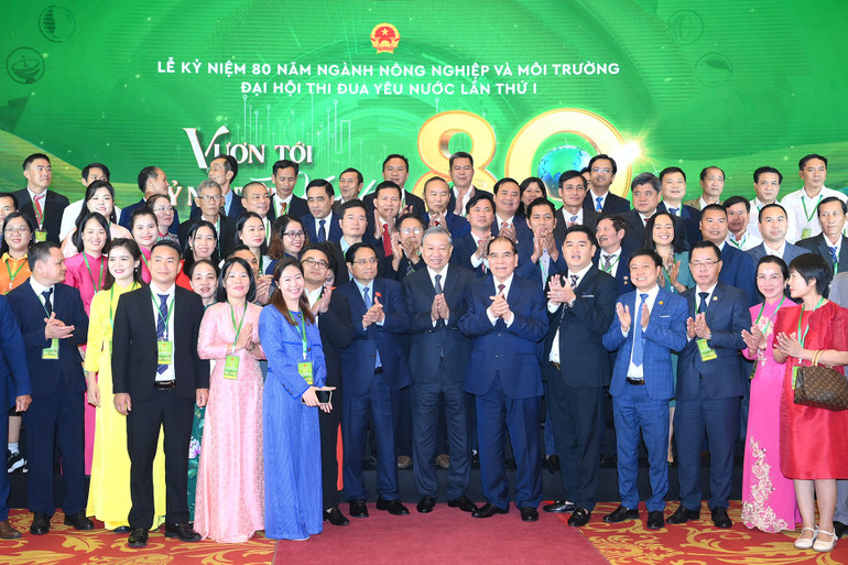 Tổng Bí thư Tô Lâm, nguyên Tổng Bí thư Nông Đức Mạnh, Thủ tướng Chính phủ Phạm Minh Chính
﻿và các đại biểu dự lễ kỷ niệm. (Ảnh: ĐĂNG KHOA)
