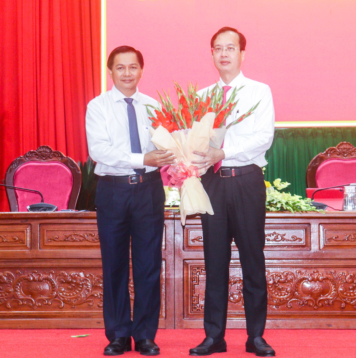 Bí thư Tỉnh ủy- Trần Văn Lâu tặng hoa chúc mừng Chủ tịch UBND tỉnh - Trần Trí Quang.