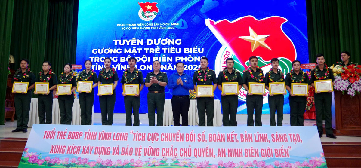 Đại tá Mai Văn Yên, Bí thư Đảng ủy, Chính ủy BCH BĐBP tỉnh và anh Phan Thanh Trẻ, Phó Bí thư Tỉnh Đoàn Vĩnh Long chúc mừng Gương mặt trẻ tiêu biểu cho 12 cá nhân hoàn thành xuất sắc trong thực hiện nhiệm vụ chính trị, công tác Đoàn và phong trào thanh niên năm 2025.