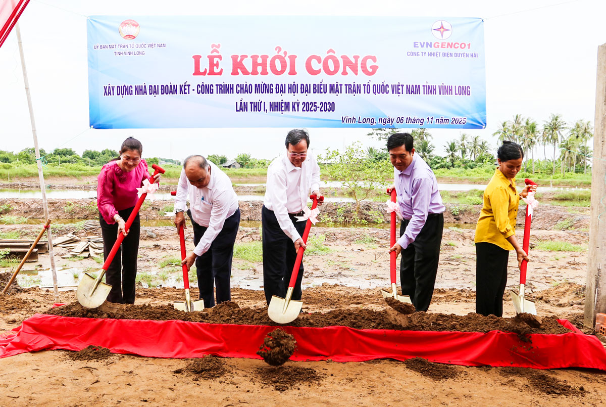 Đại biểu thực hiện nghi thức khởi công nhà.