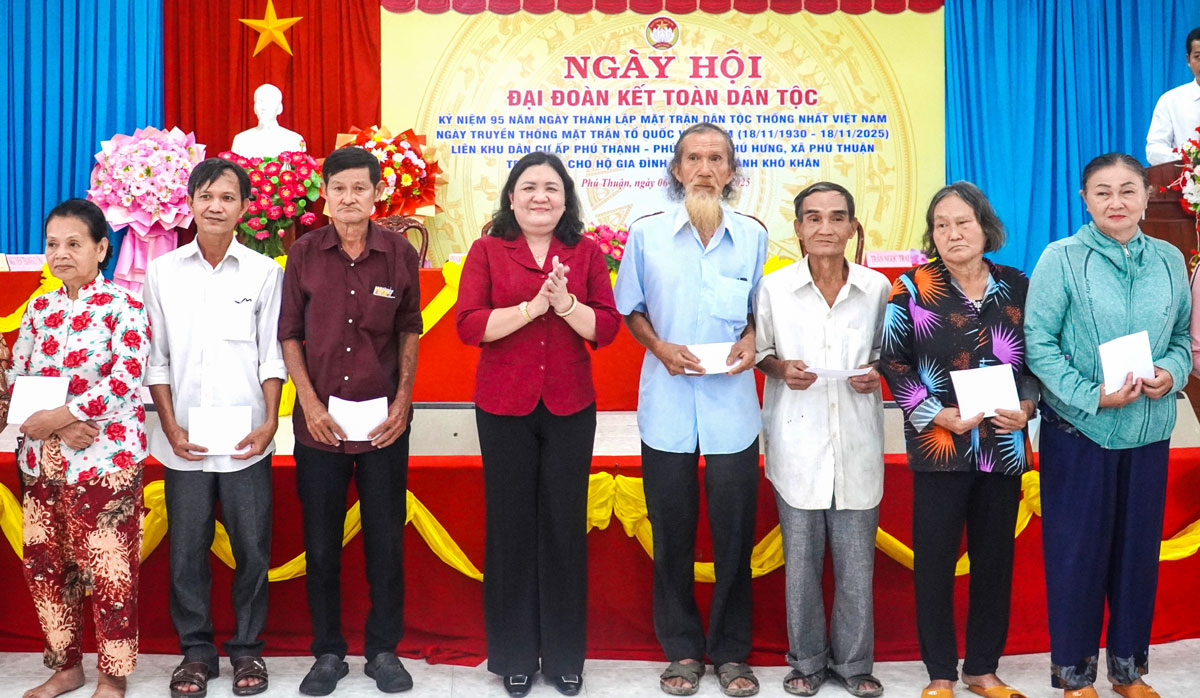 Phó Bí thư Thường trực Tỉnh ủy- Hồ Thị Hoàng Yến trao quà cho gia đình khó khăn trên địa bàn xã Phú Thuận.