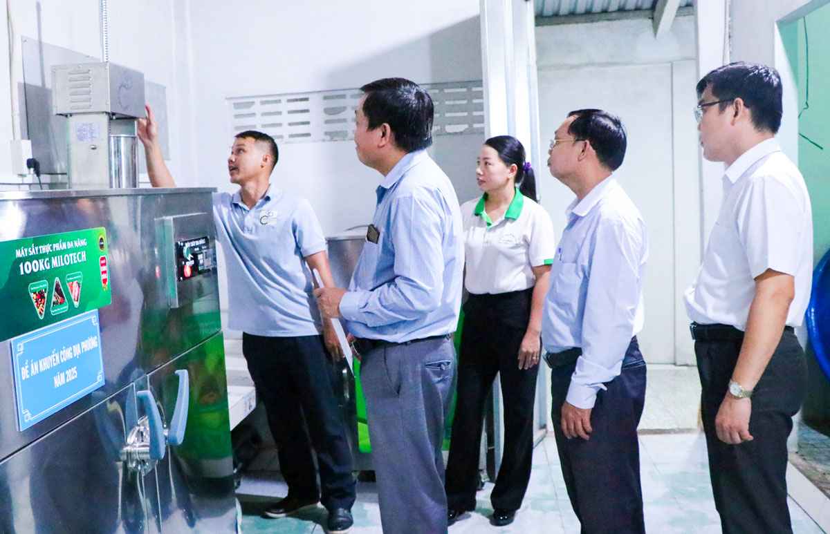 Đoàn nghiệm thu kiểm tra thực tế hoạt động của các thiết bị tại hộ kinh doanh trà Minh Châu. Ảnh: SƠN TUYỀN