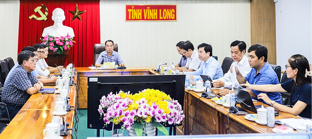 Phó Bí thư Tỉnh ủy, Chủ tịch UBND tỉnh- Lữ Quang Ngời chủ trì tại điểm cầu Vĩnh Long.