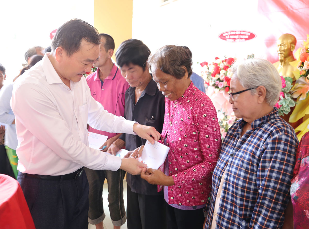 Đồng chí Nguyễn Minh Dũng- Phó Bí thư Tỉnh ủy, Chủ tịch HĐND tặng quà cho người dân tại ngày hội.