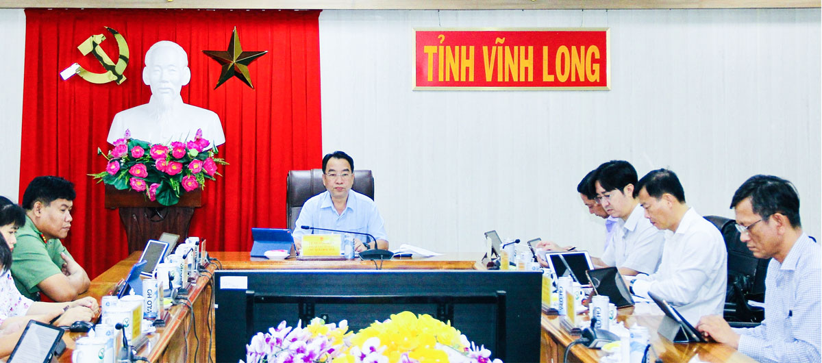 Đồng chí Lữ Quang Ngời- Phó Bí thư Tỉnh ủy, Chủ tịch UBND tỉnh Vĩnh Long cùng lãnh đạo một số sở, ban, ngành liên quan tham dự phiên họp.
