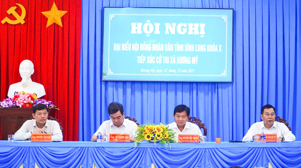 Đại biểu HĐND tỉnh tại buổi tiếp xúc cử tri xã Hương Mỹ.