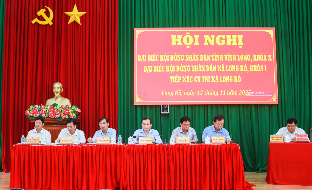 Đại biểu HĐND 2 cấp tiếp xúc cử tri xã Long Hồ.