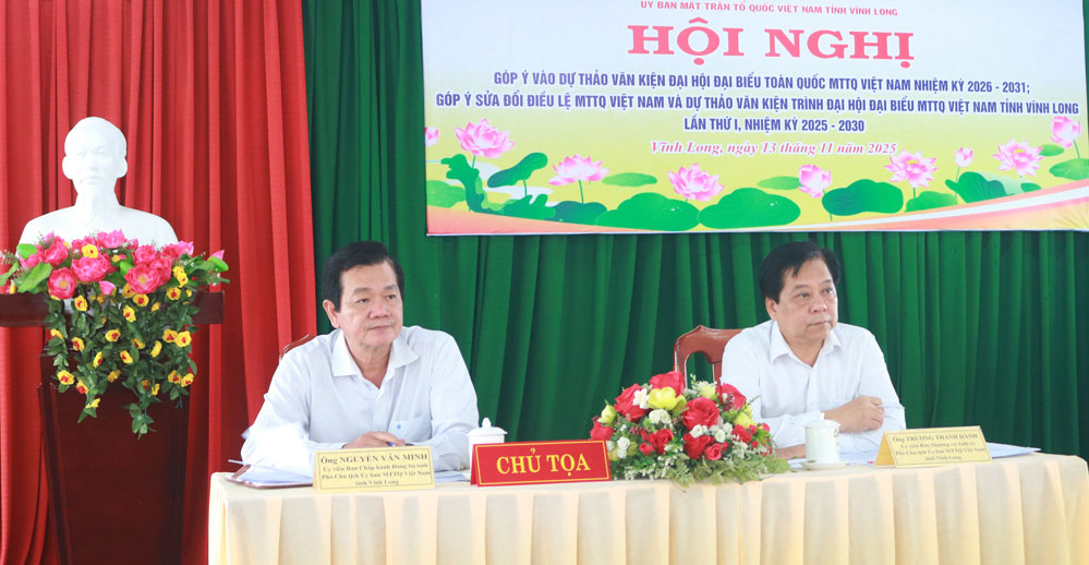 Đồng chí Trương Thành Dãnh- Ủy viên Ban Thường vụ Tỉnh ủy, Phó Chủ tịch Ủy ban MTTQ Việt Nam tỉnh; đồng chí Nguyễn Văn Minh-  Tỉnh ủy viên, Phó Chủ tịch Ủy ban MTTQ chủ trì hội nghị tại khu vực Vĩnh Long. Ảnh: TUYẾT NGA