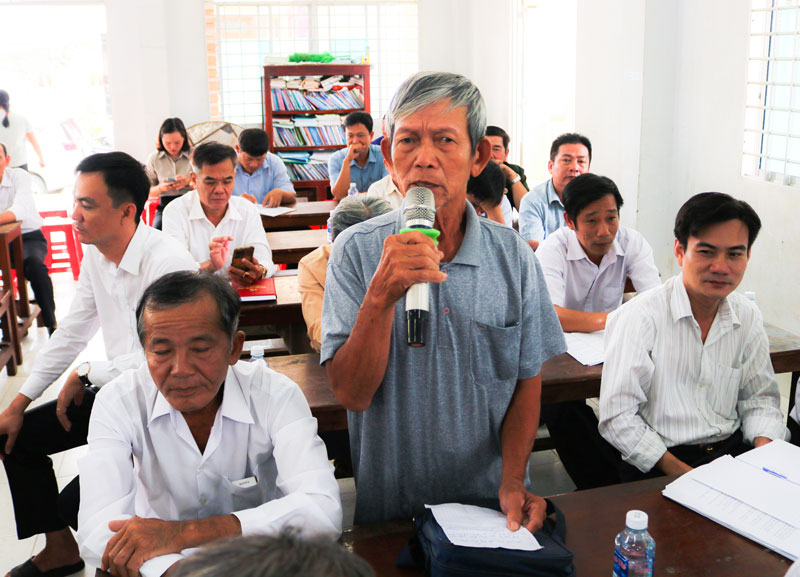 Cử tri xã Phước Long tham gia phát biểu ý kiến, kiến nghị tại buổi tiếp xúc.
