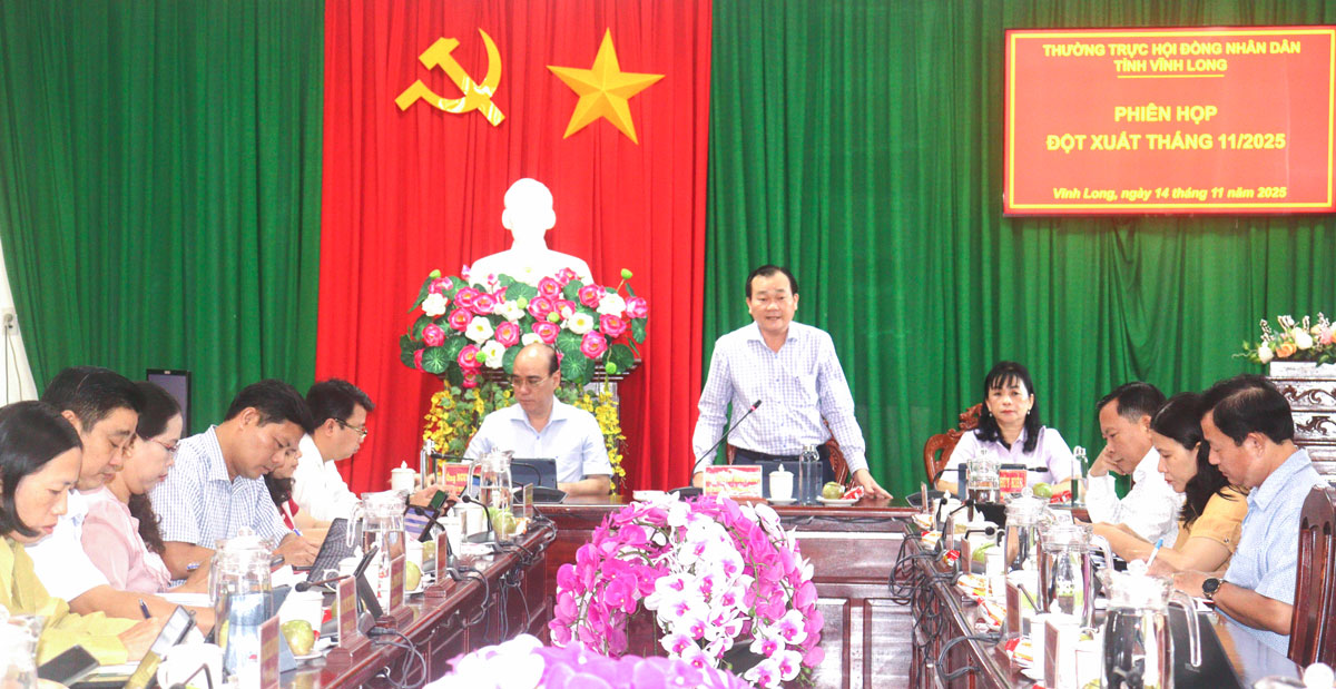 Đồng chí Nguyễn Minh Dũng- Phó Bí thư Tỉnh ủy, Chủ tịch HĐND tỉnh và đại biểu dự phiên họp.

