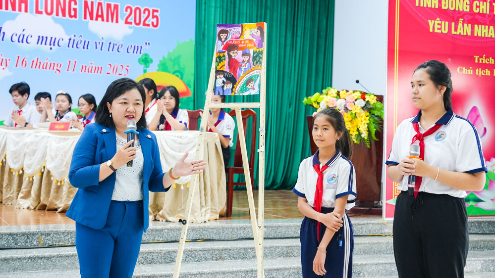 Phó giám đốc Sở Y tế Lâm Như Quỳnh trao đổi về những vấn đề trẻ em quan tâm.