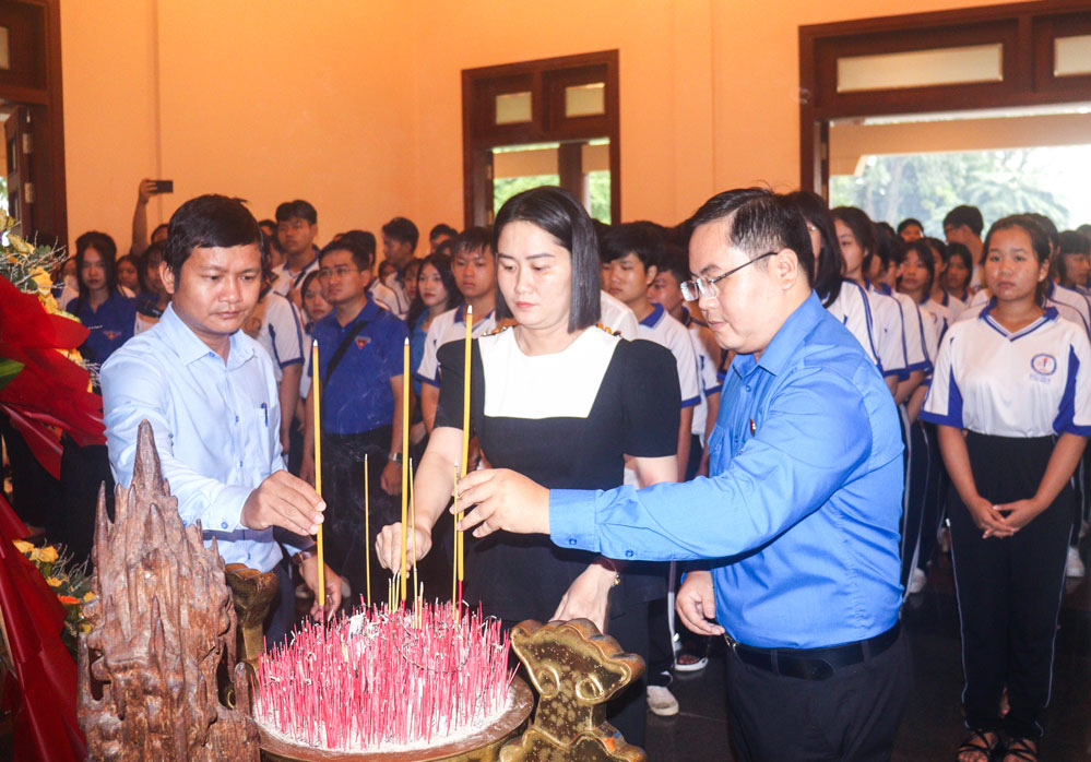 Phó Bí thư Tỉnh Đoàn- Phan Thanh Trẻ cùng lãnh đạo xã Trung Thành thành kính dâng hương tưởng nhớ Thủ tướng Chính phủ Võ Văn Kiệt.