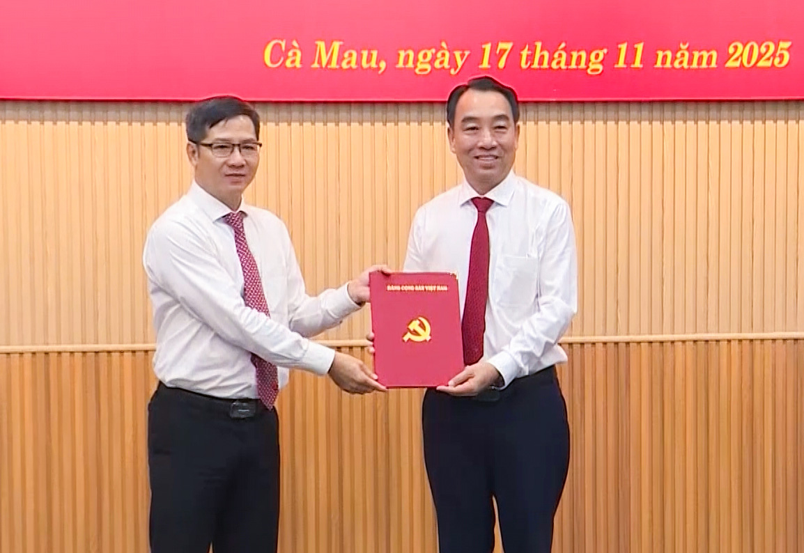 Đồng chí Nguyễn Thành Tâm, Uỷ viên Ban Chấp hành Trung ương Đảng, Phó Trưởng Ban Tổ chức Trung ương, trao Quyết định cho đồng chí Lữ Quang Ngời.