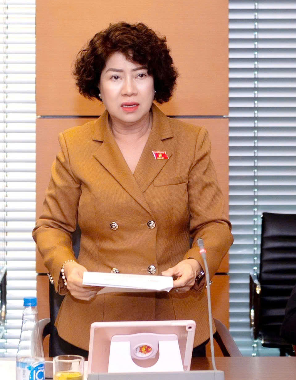 Đại biểu Nguyễn Thị Lệ Thủy- nguyên Phó Chủ nhiệm Ủy ban Khoa học công nghệ và Môi trường phát biểu tại Tổ 13.