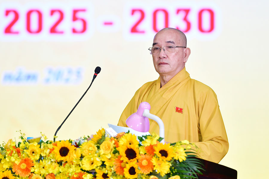 Thượng tọa Thích Lệ Lạc- Phó Trưởng ban Thường trực Ban Trị sự Giáo hội Phật giáo Việt Nam tỉnh phát biểu tại Đại hội. Ảnh: BÁ THI